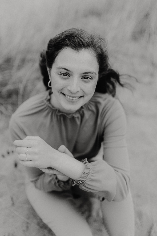 Portrait einer natürlichen & sympathischen Hochzeitsfotografin aus Lübeck, spezialisiert auf emotionale und entspannte Hochzeitsfotos.