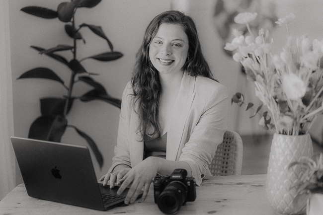 Portrait einer natürlichen & sympathischen Hochzeitsfotografin aus Lübeck, spezialisiert auf emotionale und entspannte Hochzeitsfotos.