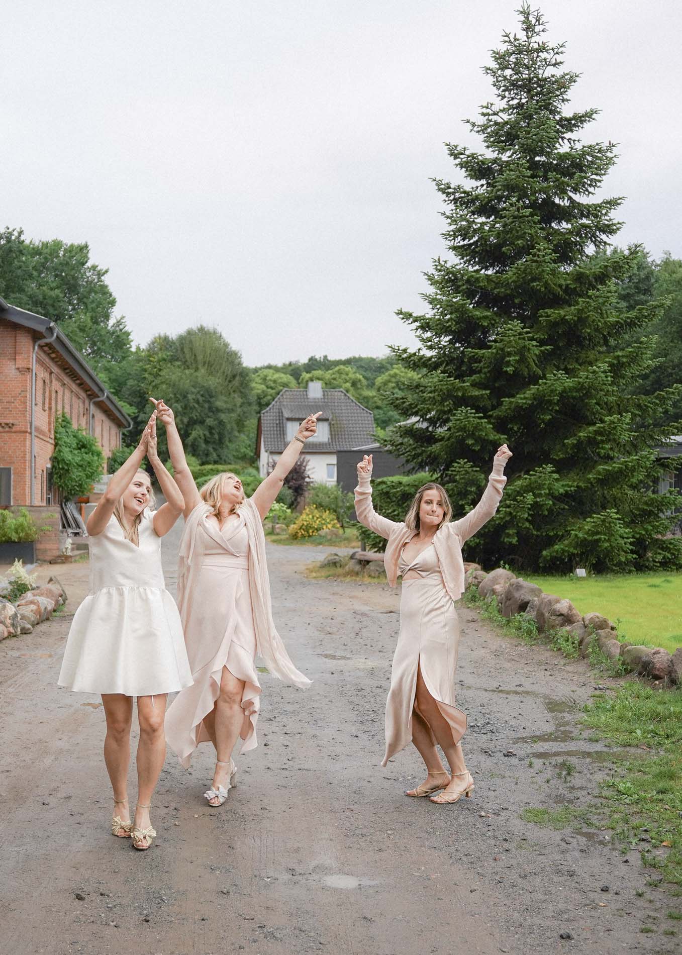 Hochzeit Regen Fotos Hochzeitsfotograf Hamburg Luebeck Schleswig Holstein Fotografin Anne Kraemer 163 1 &bull; hochzeit regen fotos,hochzeitsfotograf hamburg,hochzeitsfotograf lübeck