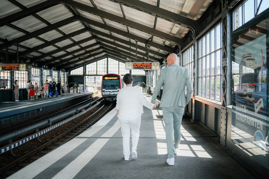 Brautpaar beim entspannten Spaziergang