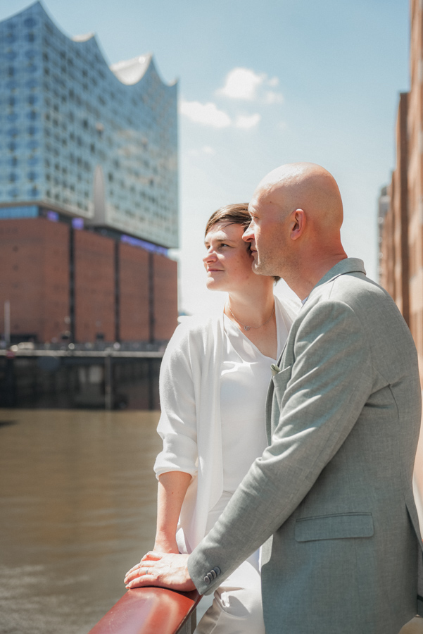 Hochzeitspaar an den Fleeten der Speicherstadt Hamburg