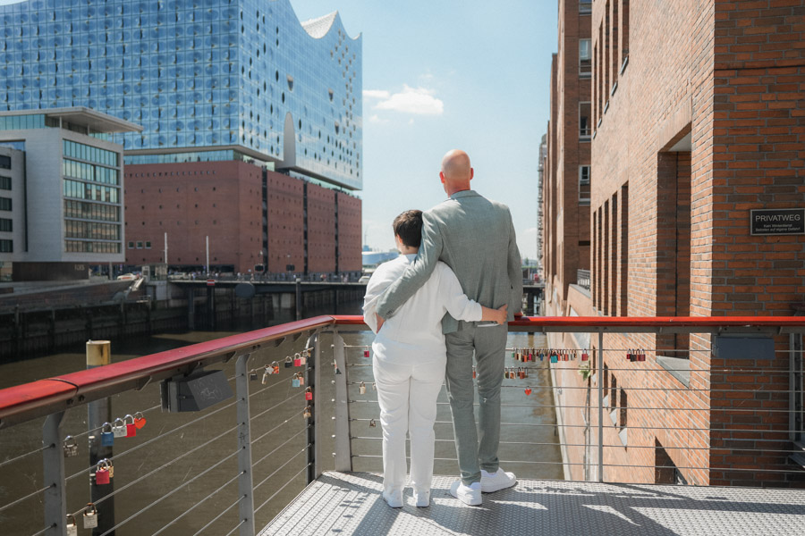 Brautpaar genießt den Blick auf die Speicherstadt