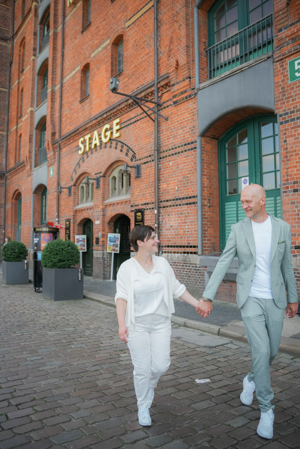 Brautpaar beim entspannten Spaziergang