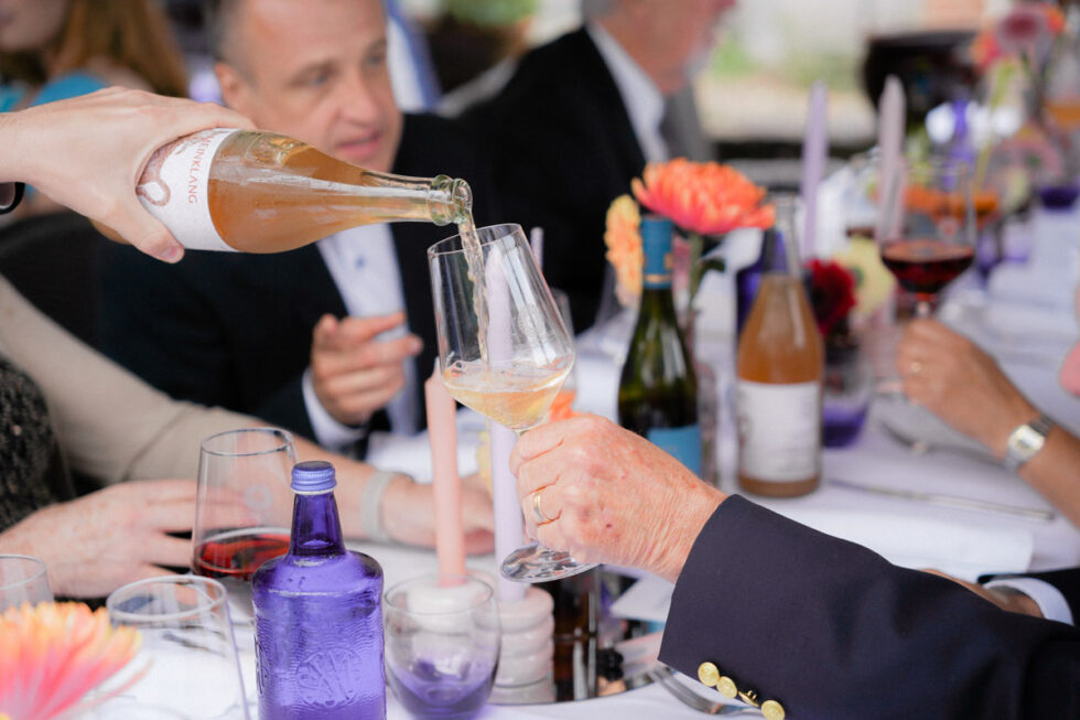 Gäste stoßen bei einer Hochzeit zwischen Hamburg und Lübeck an