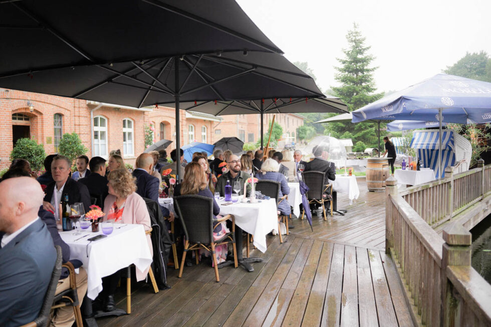 Hochzeitsmomente einer Hochzeit im Regen nahe Hamburg