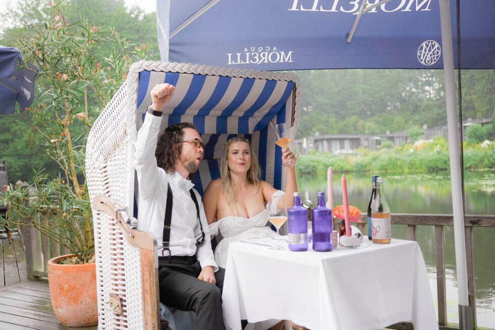 Hochzeitsmomente einer Hochzeit im Regen nahe Hamburg