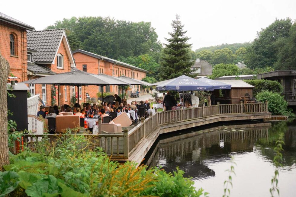 Hochzeit bei Regen am See in der Gronenberger Mühle
