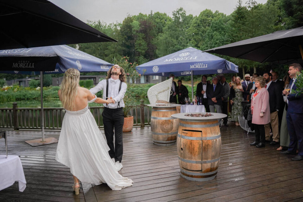 Hochzeitstanz im Regen nahe Hamburg
