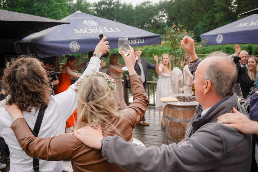 Hochzeitstanz im Freien in der Nähe der Ostsee