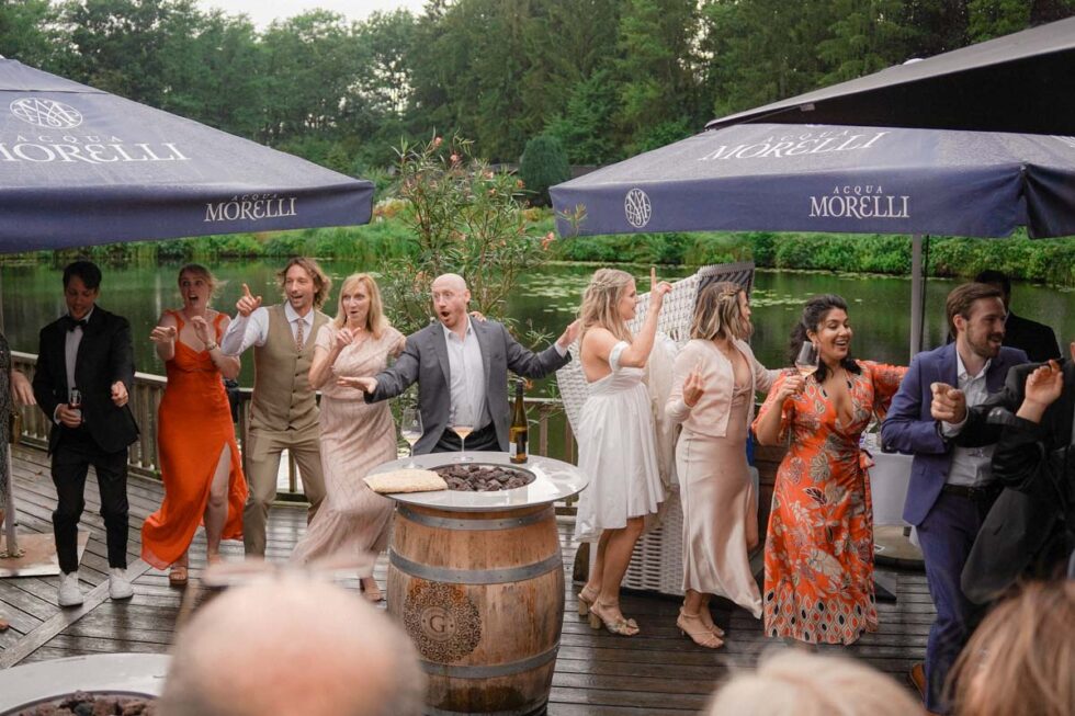 Hochzeitstanz im Regen auf Terrasse in Scharbeutz