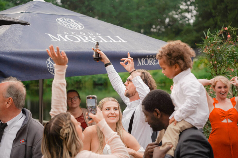 Partystimmung bei einer Hochzeit im Sommerregen in Scharbeutz