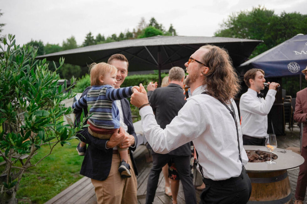 Tanzen im Freien bei einer Hochzeit in der Gronenberger Mühle