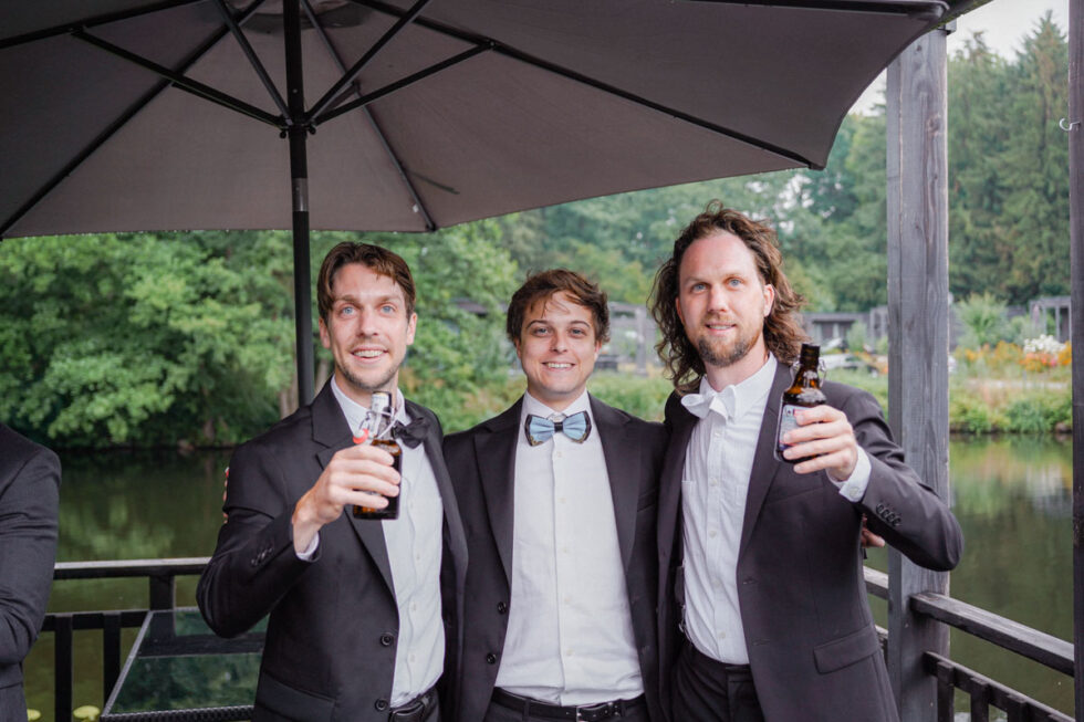 Hochzeitsmomente einer Hochzeit im Regen nahe Hamburg