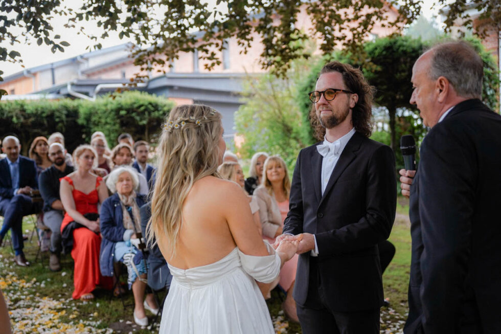 Braut und Bräutigam heiraten im Freien in Scharbeutz