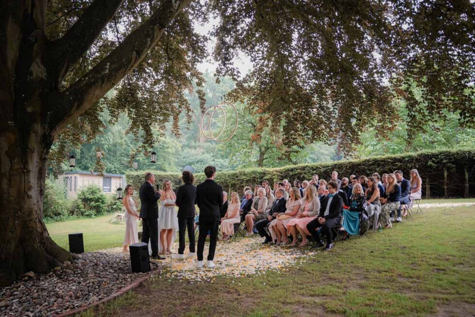 Braut und Bräutigam heiraten im Freien in Scharbeutz