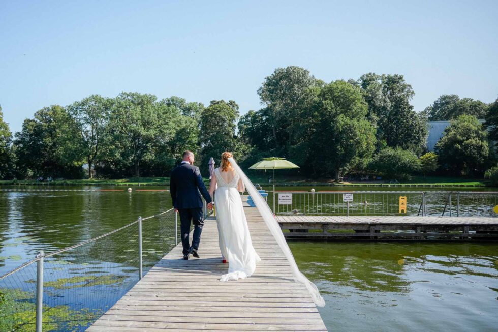 Braut und Bräutigam bei Fotoshooting in Lübeck