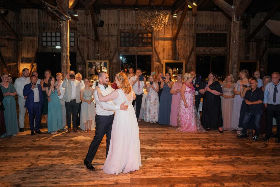 Brautpaar beim Hochzeitstanz im Schuppen 9