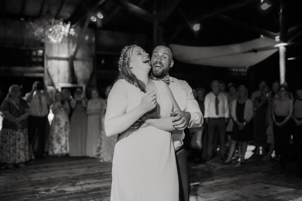 Brautpaar beim Hochzeitstanz im Schuppen 9
