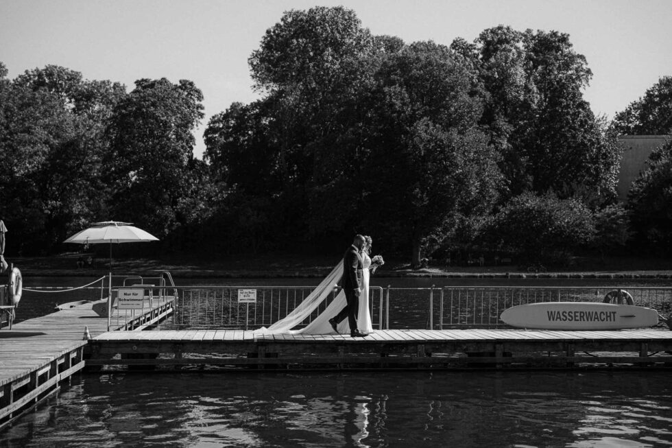 Braut und Bräutigam bei Fotoshooting in Lübeck
