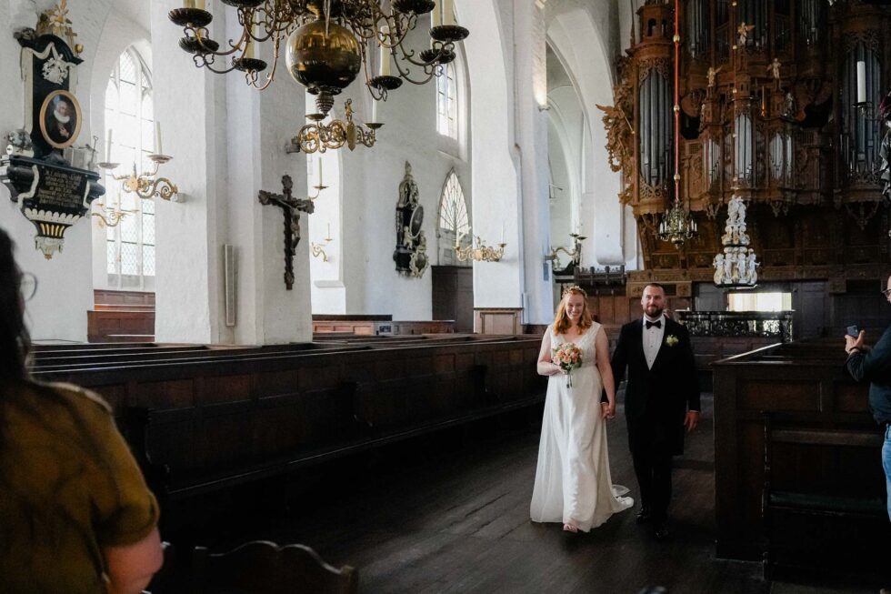 Einzug Kirche Lübeck Brautpaar emotionaler Moment