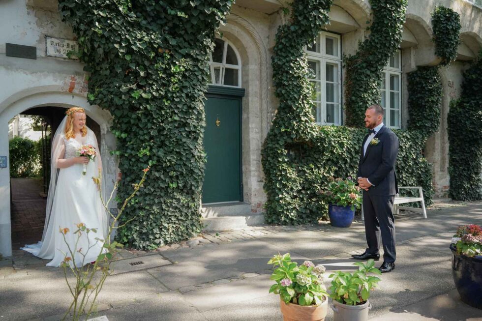 First Look Brautpaar Lübeck Altstadt intime Momente