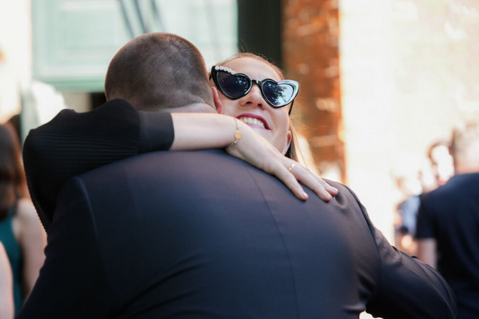 Emotionale Momente zwischen Gästen Hochzeit Lübeck