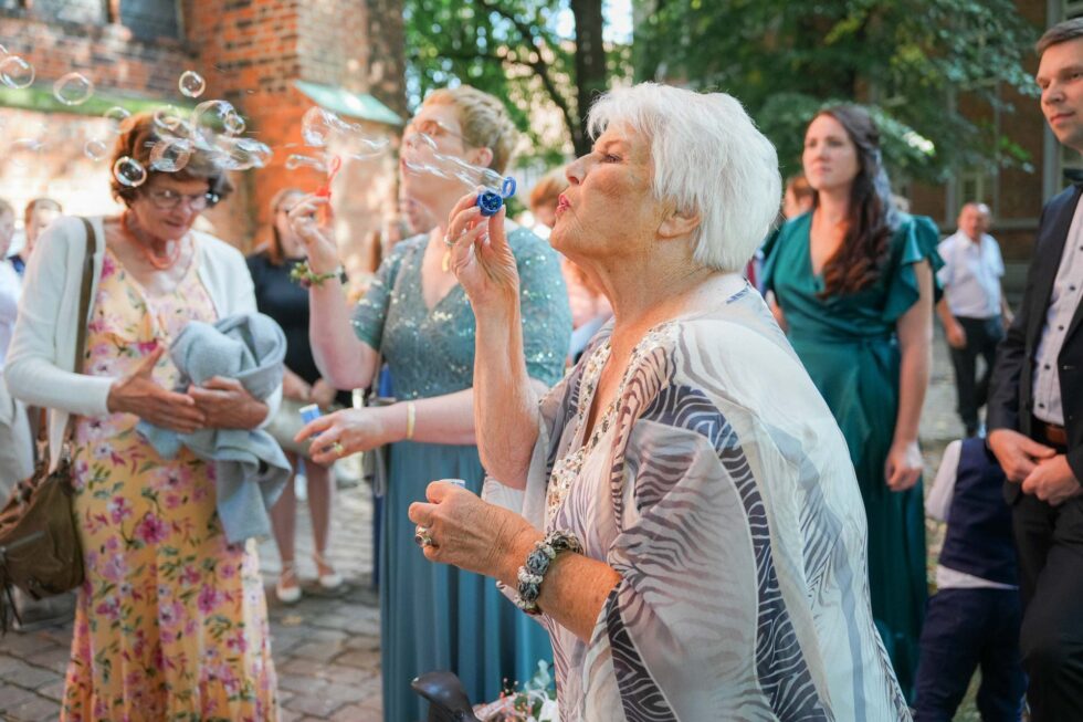 Hochzeit Kirche Lübeck Altstadt Trauung mit Gästen