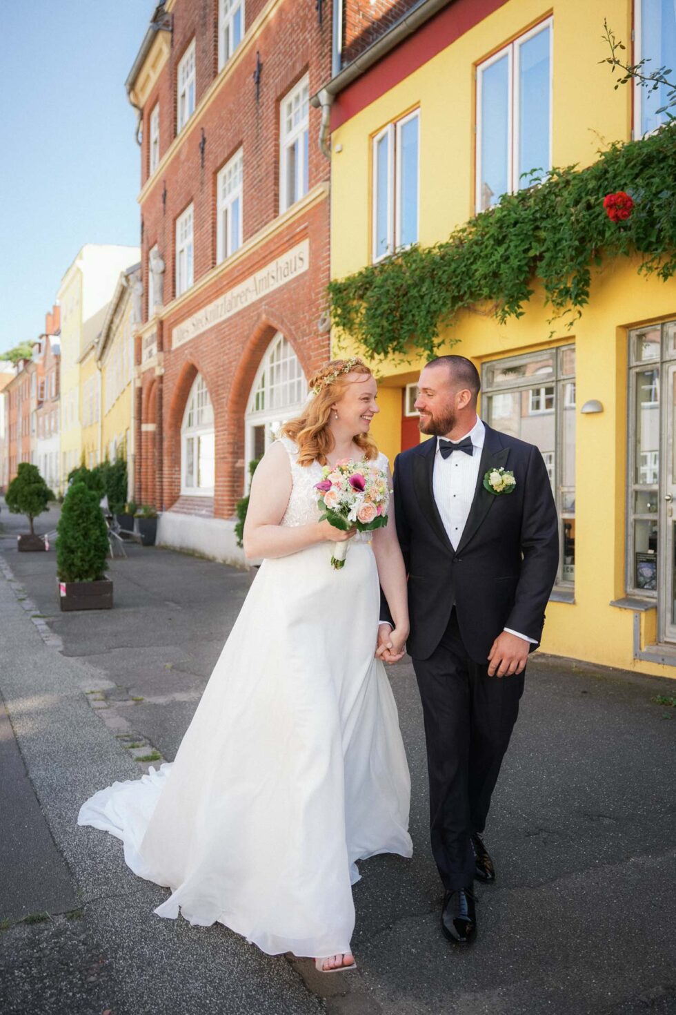 Braut und Bräutigam bei Fotoshooting in Lübeck