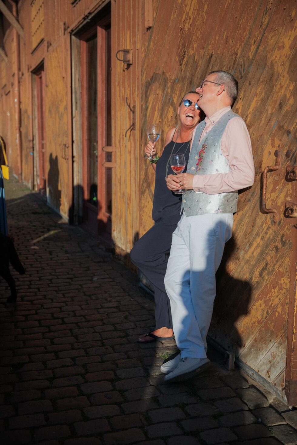 Freunde lachen gemeinsam bei Hochzeit in Lübeck