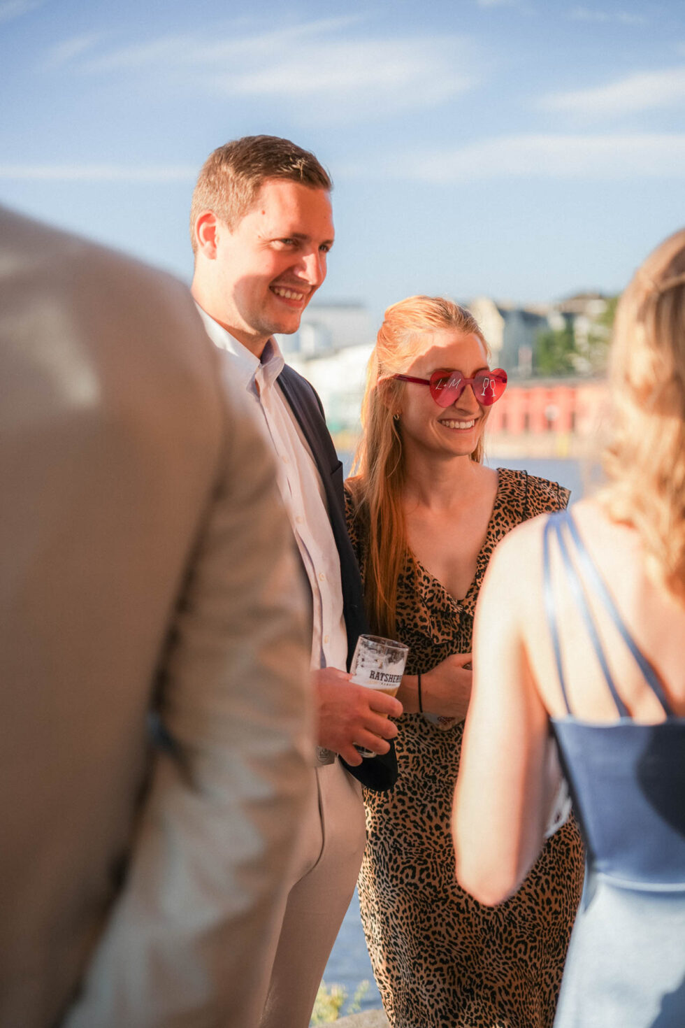 Freunde lachen gemeinsam bei Hochzeit in Lübeck
