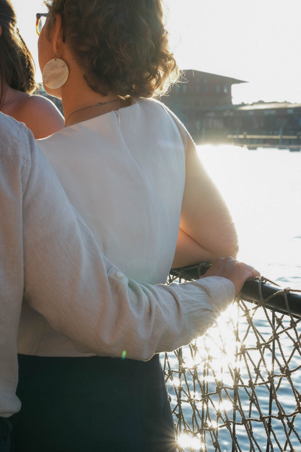 Freunde lachen gemeinsam bei Hochzeit in Lübeck