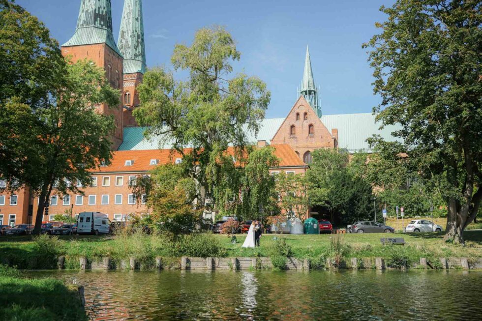 Braut und Bräutigam bei Fotoshooting in Lübeck