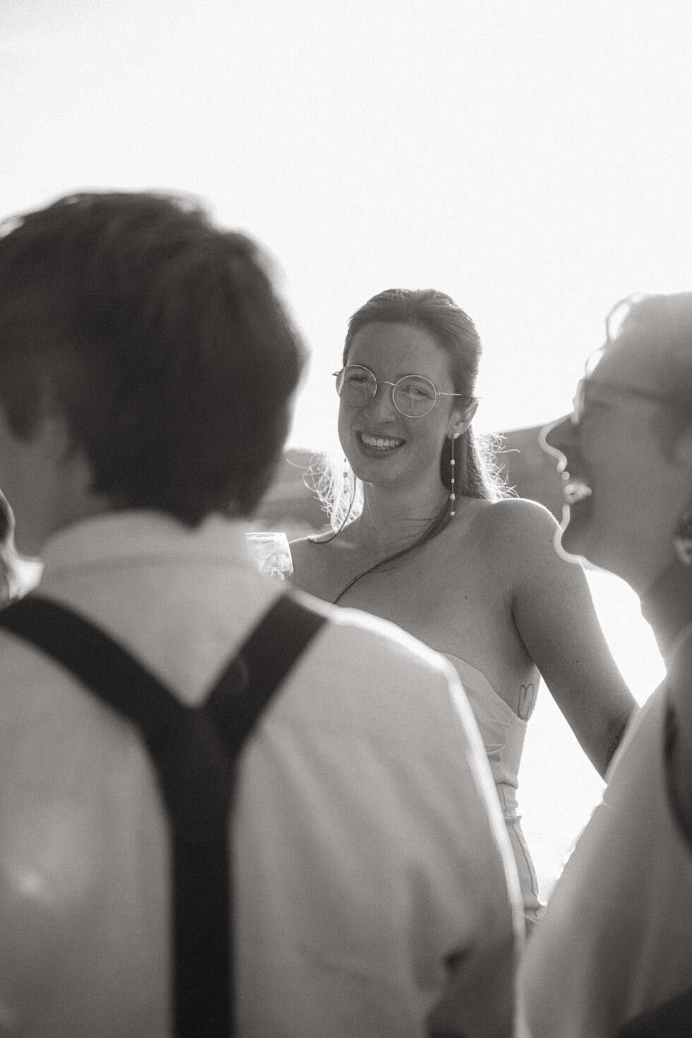 Freunde lachen gemeinsam bei Hochzeit in Lübeck