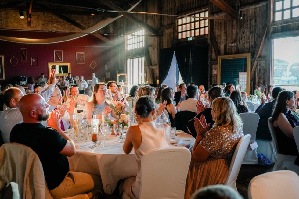 Große Hochzeitsgesellschaft Lübeck ausgelassene Stimmung