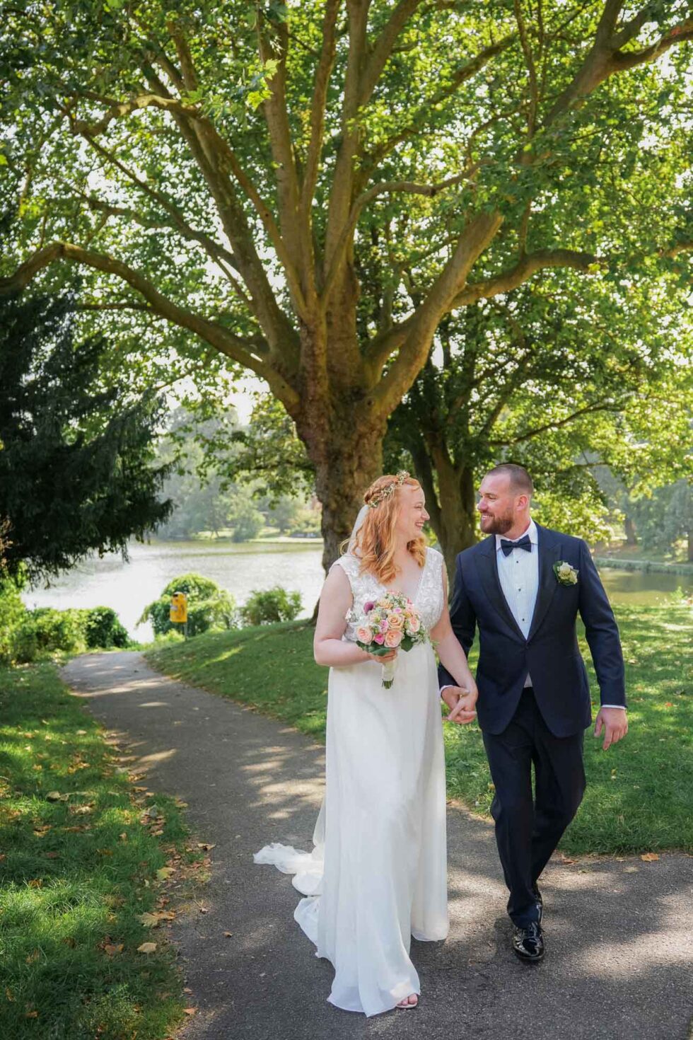 Braut und Bräutigam bei Fotoshooting in Lübeck