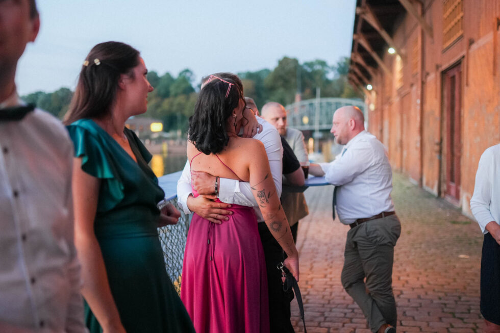 Gäste genießen Sommerabend an der Trave Hochzeit Lübeck