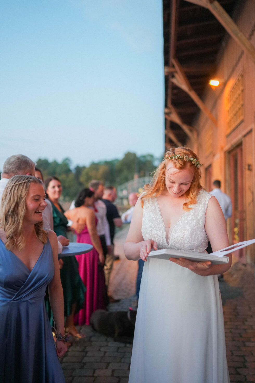 Gäste genießen Sommerabend an der Trave Hochzeit Lübeck