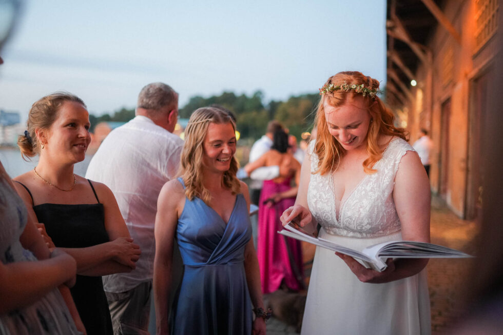 Gäste genießen Sommerabend an der Trave Hochzeit Lübeck