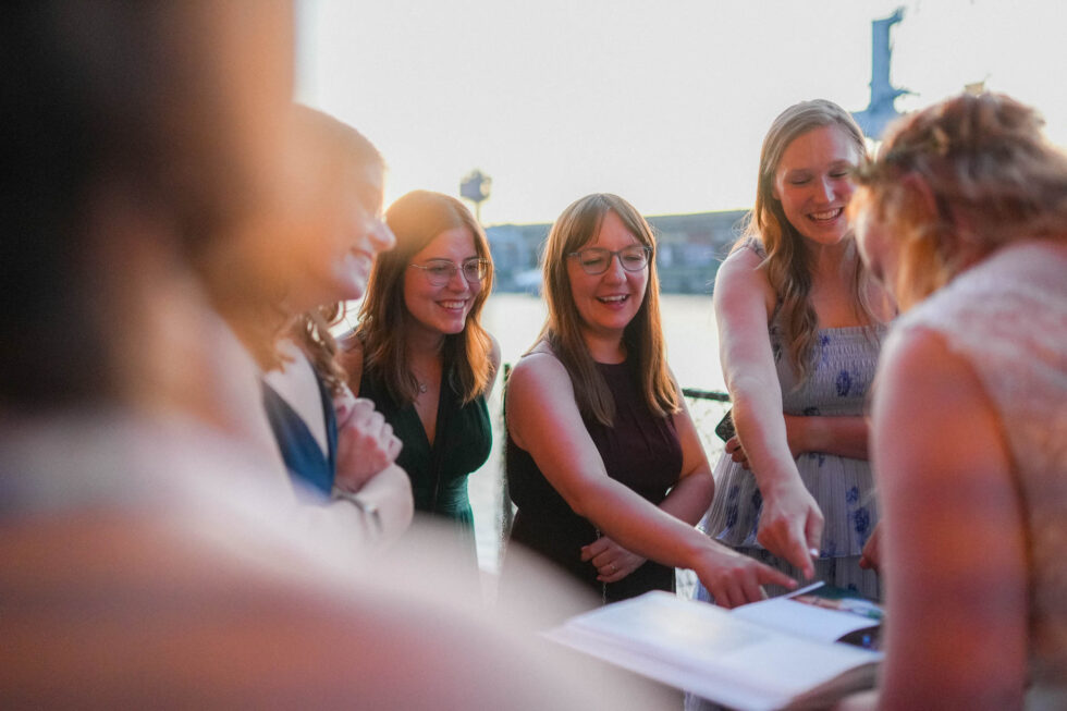 Gäste genießen Sommerabend an der Trave Hochzeit Lübeck
