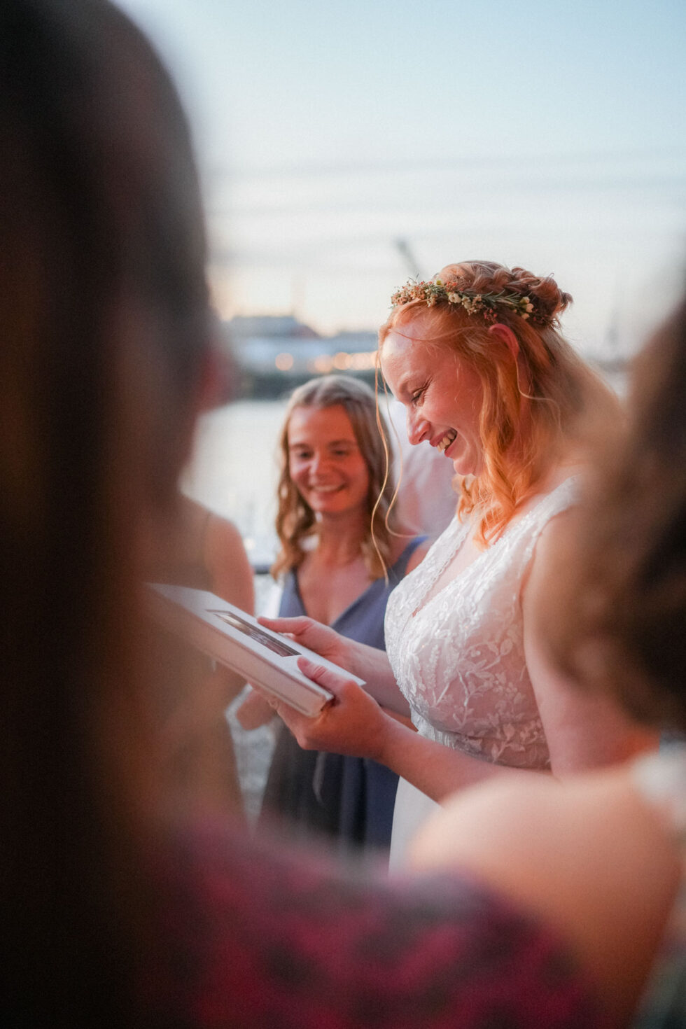 Gäste genießen Sommerabend an der Trave Hochzeit Lübeck