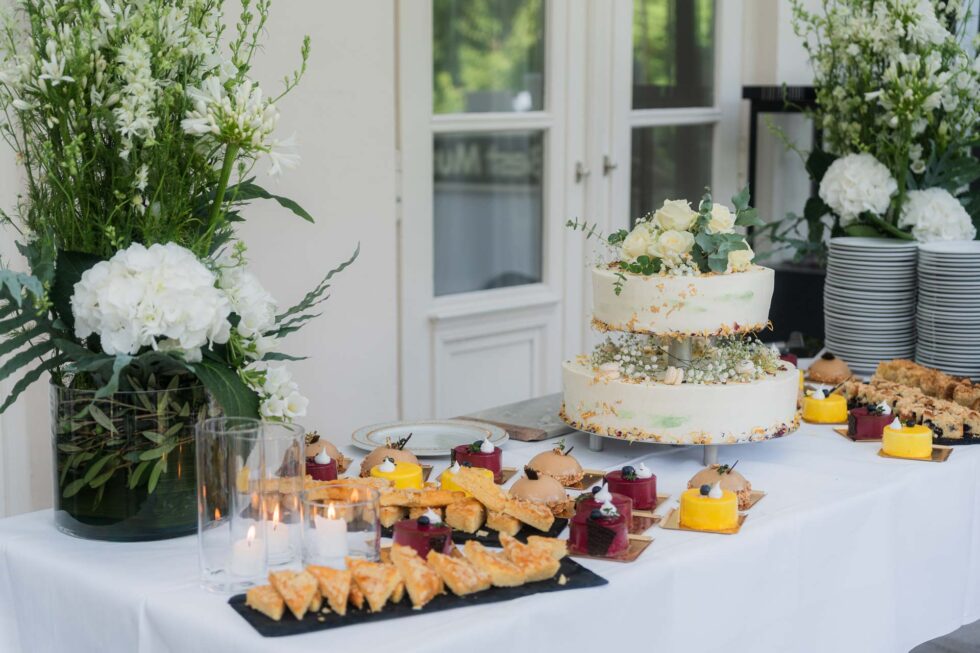 Hochzeitstafel im Herrenhaus Gut Bliestorf mit festlicher Dekoration