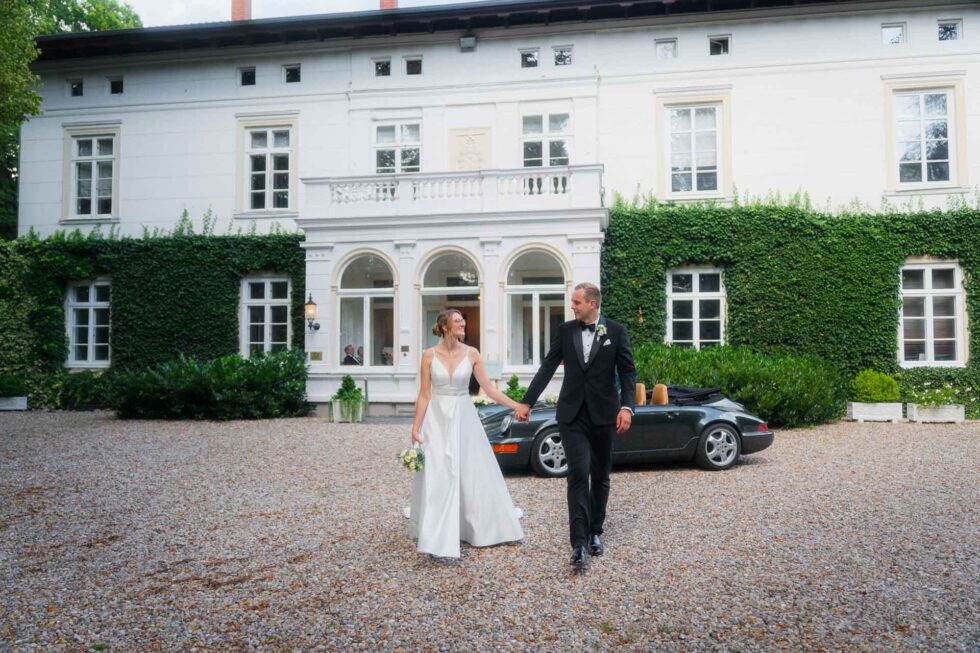 Romantischer Moment eines Brautpaares auf Gut Bliestorf