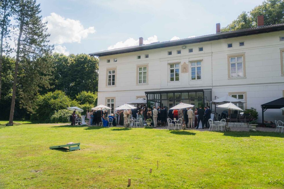 Außenansicht der exklusiven Hochzeitslocation Gut Bliestorf im Sommer